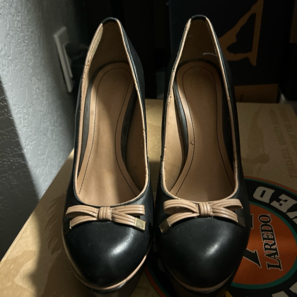 Sophisticated Black and Tan Heels with Bow Detail